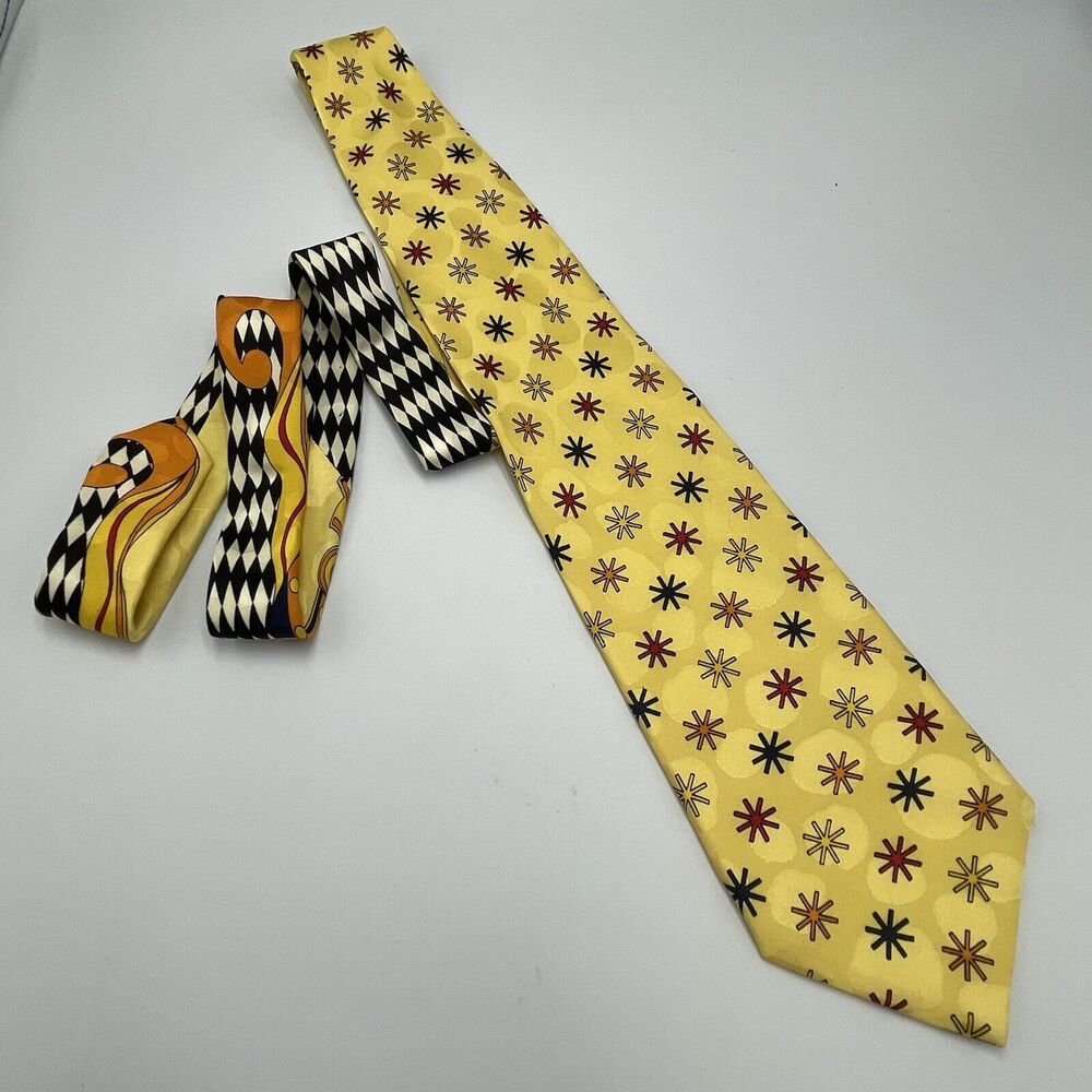 Vintage 90s V2 Versace Men's Harlequin Yellow Starburst Neck Tie 58" x 3.75"